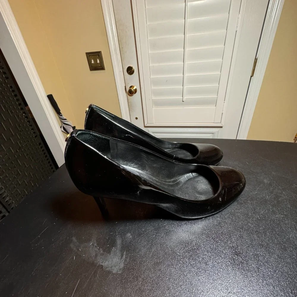Tory Burch size 10 balck patent leather pumps
